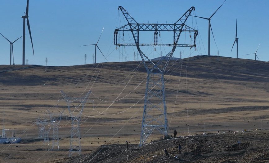 那曲市色尼區(qū)國(guó)能100兆瓦風(fēng)電11千伏送電工程現(xiàn)場(chǎng)。拉巴平措攝
