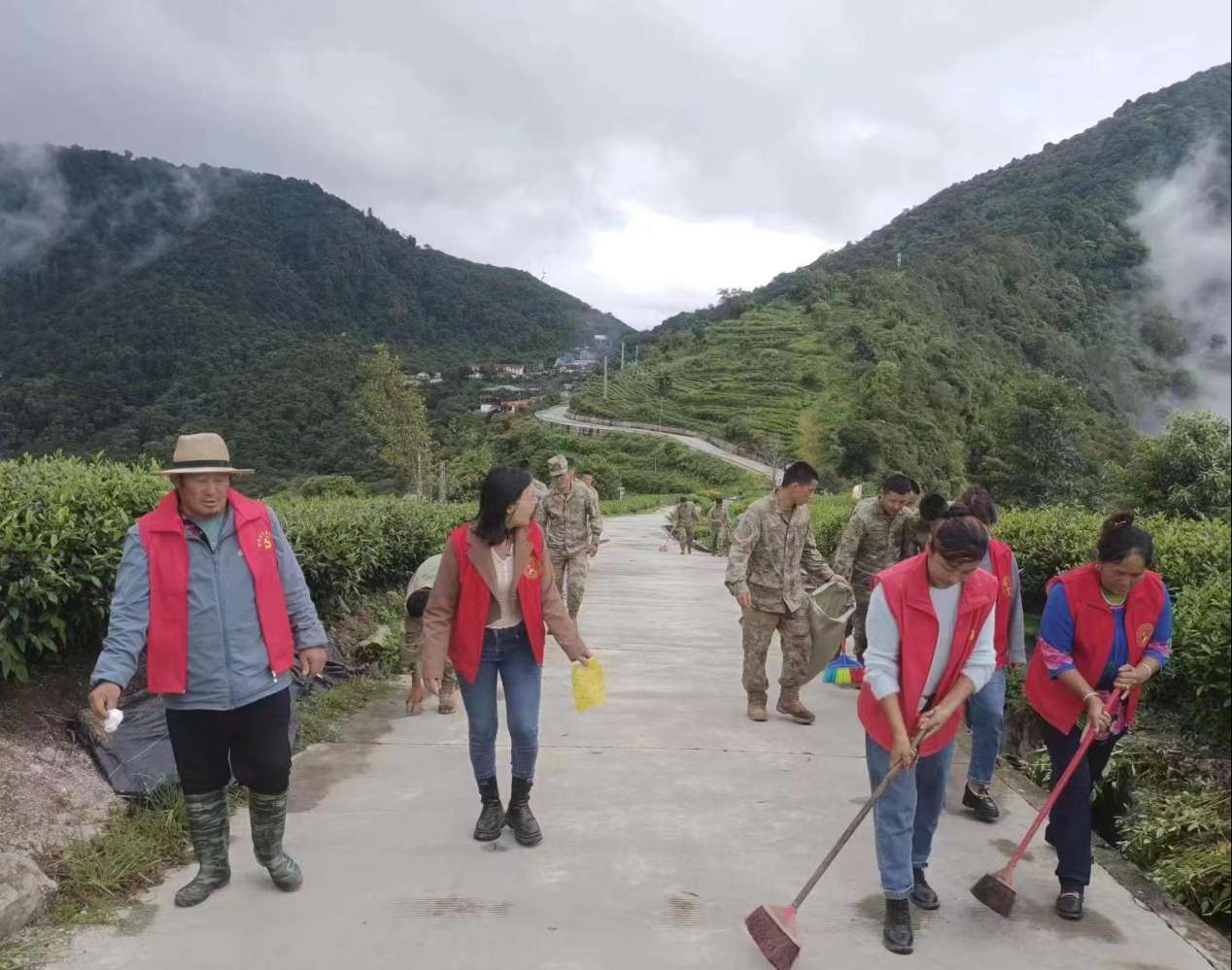 圖為：墨脫縣背崩鄉(xiāng)格林村軍地黨組織共同開展“愛我墨脫、靚我家園”主題黨日活動