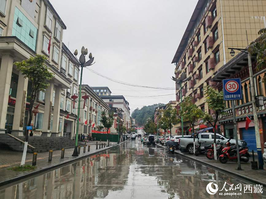 如今的墨脫縣城一應(yīng)俱全。人民網(wǎng) 李海霞攝