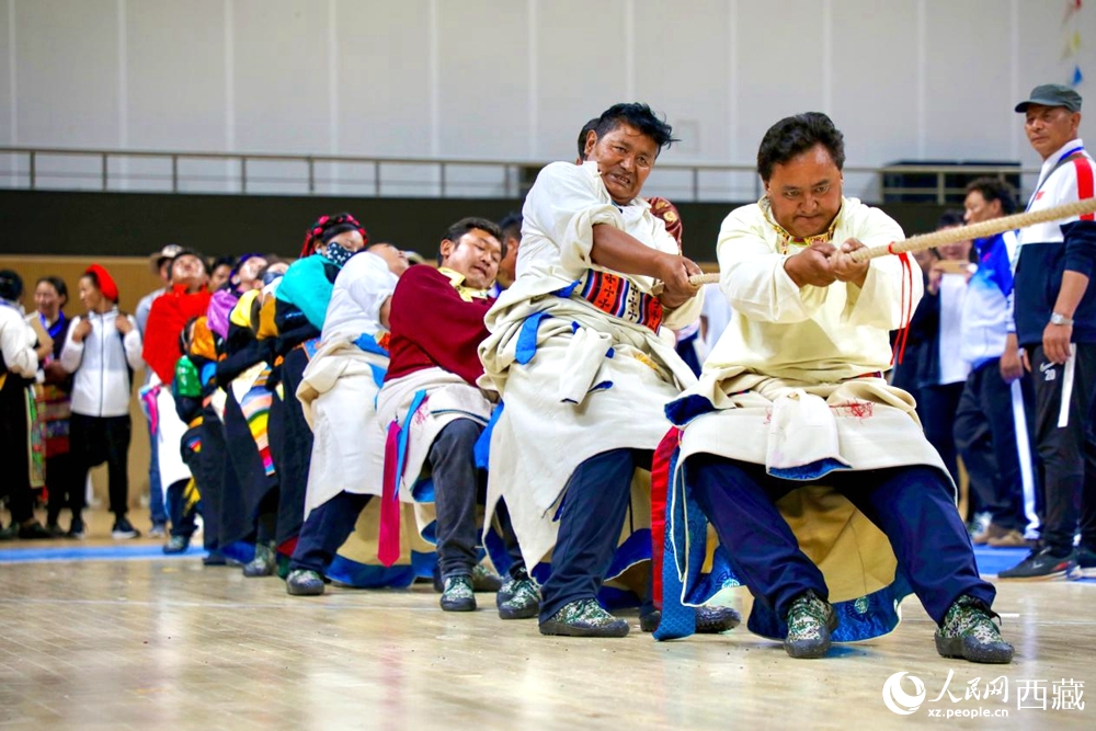 身著民族服裝的農(nóng)牧民選手在拔河比賽現(xiàn)場(chǎng)。