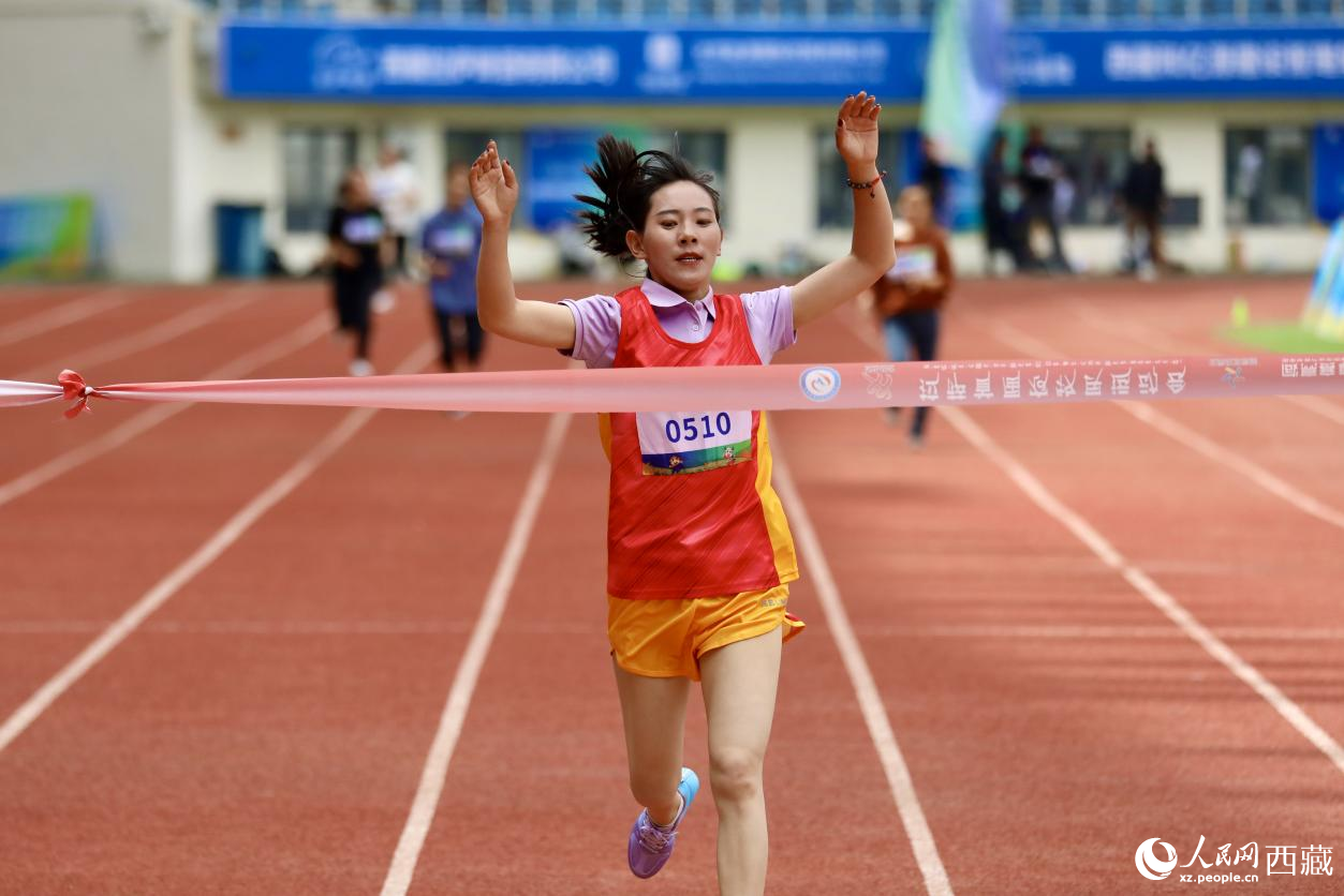 女子400米競(jìng)速賽實(shí)況。