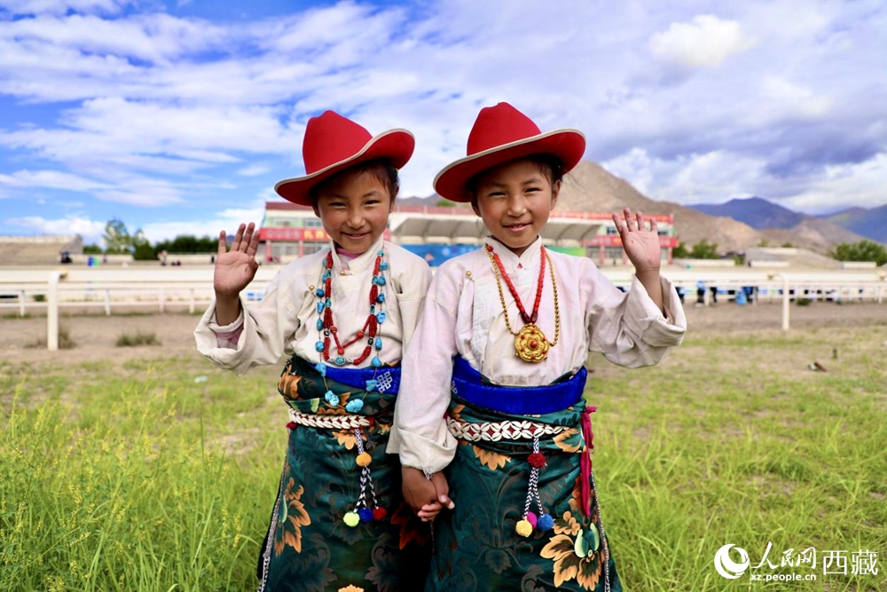 比賽現(xiàn)場(chǎng)外身著民族服飾的藏族小女孩兒。