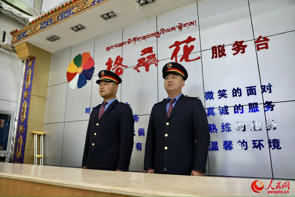 那曲火車站格?；ǚ?wù)臺(tái)。人民網(wǎng)記者 次仁羅布攝