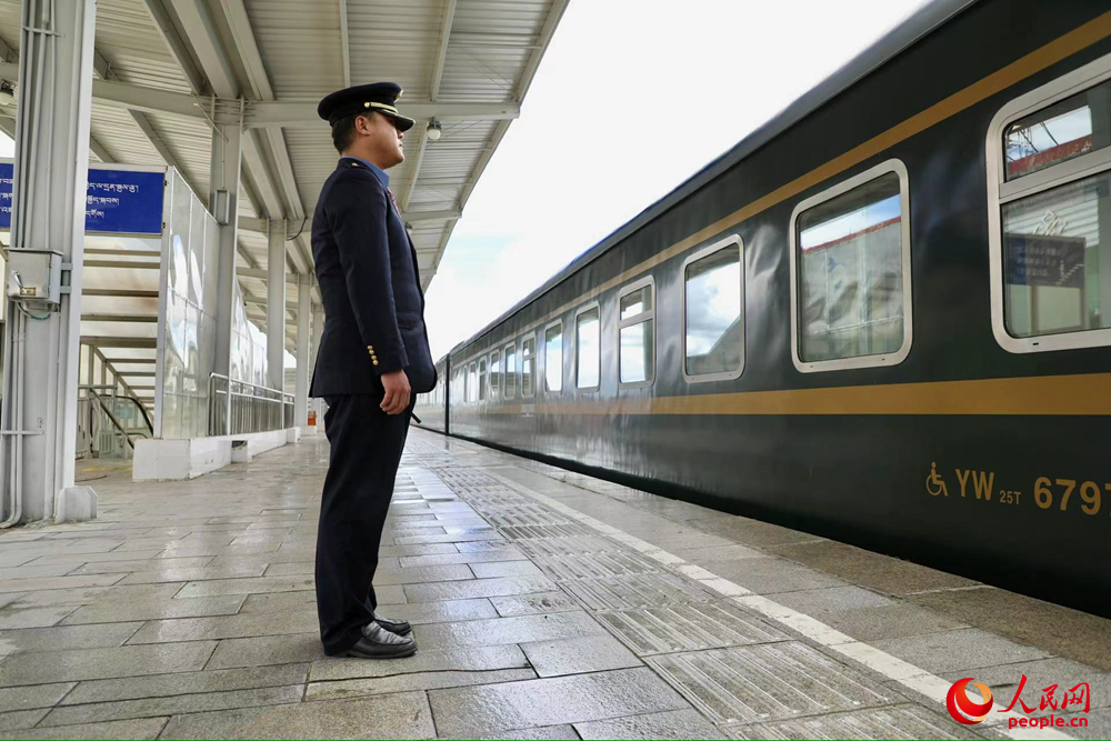 即將開往上海的列車。人民網(wǎng)記者 次仁羅布攝
