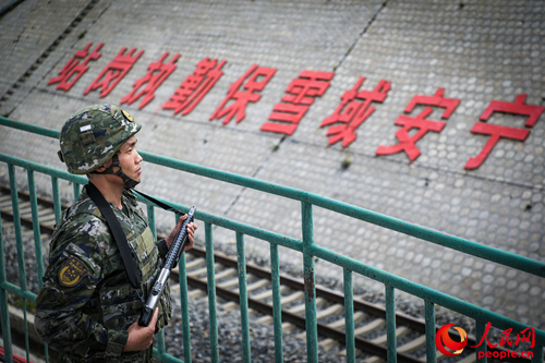 武警西藏總隊(duì)拉薩支隊(duì)執(zhí)勤八大隊(duì)官兵在鐵路旁執(zhí)勤。支翔宇 攝