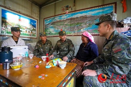 武警西藏總隊(duì)拉薩支隊(duì)執(zhí)勤八大隊(duì)官兵慰問(wèn)藏族老人。何騰海 攝