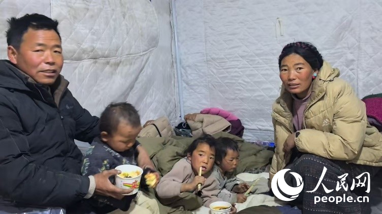 森嘎村村民扎西一家五口。人民網(wǎng)記者 吳雨仁攝