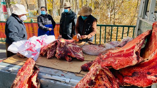 圖為市民正在買牛肉，本報(bào)記者 格桑倫珠攝(3737723)-20221201105107(1).jpg