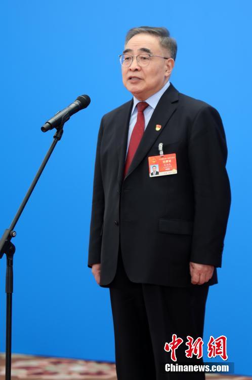 3月8日，第十三屆全國人民代表大會(huì)第四次會(huì)議舉行第二場(chǎng)“代表通道”采訪活動(dòng)。圖為全國人大代表張伯禮通過網(wǎng)絡(luò)視頻方式接受采訪。 <a target='_blank' ><p  align=