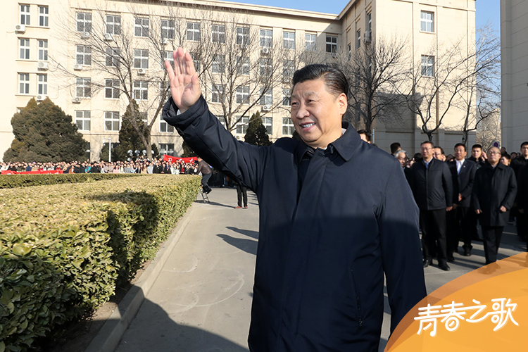 2019年1月17日，習近平在天津南開大學向?qū)W生揮手致意。