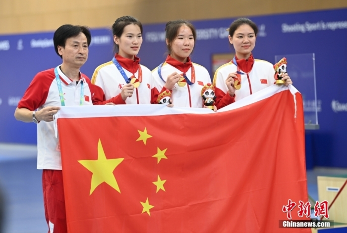 8月1日，第31屆世界大學(xué)生夏季運動會女子25米手槍團(tuán)體決賽在四川成都舉行，中國隊獲得冠軍。圖為中國隊選手熊亞瑄(左二)、林雅茜(右二)、王珂怡(右一)等站在領(lǐng)獎臺上合影。<a target='_blank' href='/'><p  align=
