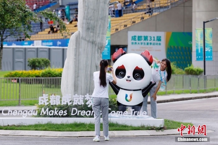 志愿者在比賽場館外與吉祥物景觀合影。<a target='_blank' href='/'><p  align=
